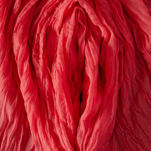 Rotes Tuch, das eine Vulva darstellen soll